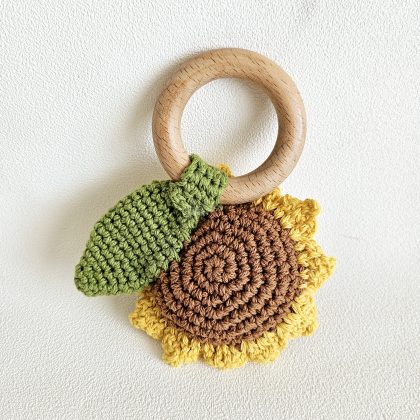Hochet en crochet TOURNESOL