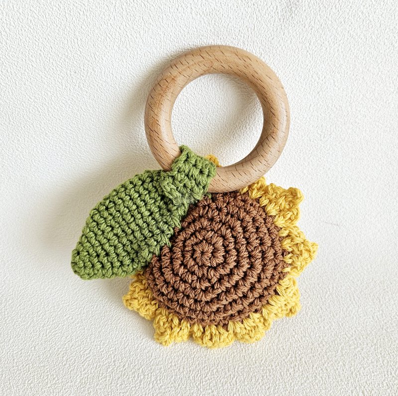 Hochet en crochet TOURNESOL