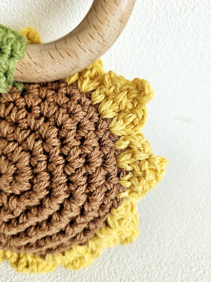 Hochet en crochet TOURNESOL – Image 2