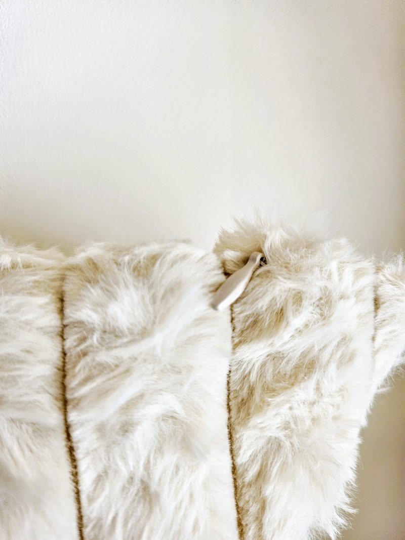 Coussin effet fausse fourrure CREAMY - BLANC – Image 2