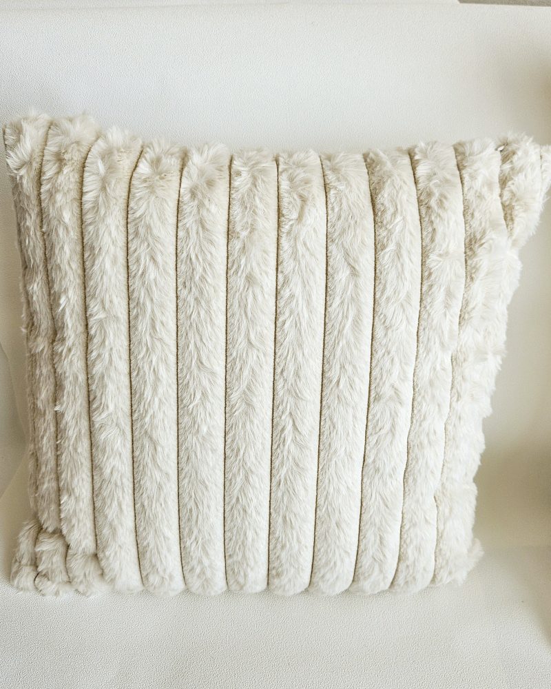 Coussin effet fausse fourrure CREAMY - BLANC – Image 3