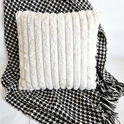 Coussin effet fausse fourrure CREAMY - BLANC