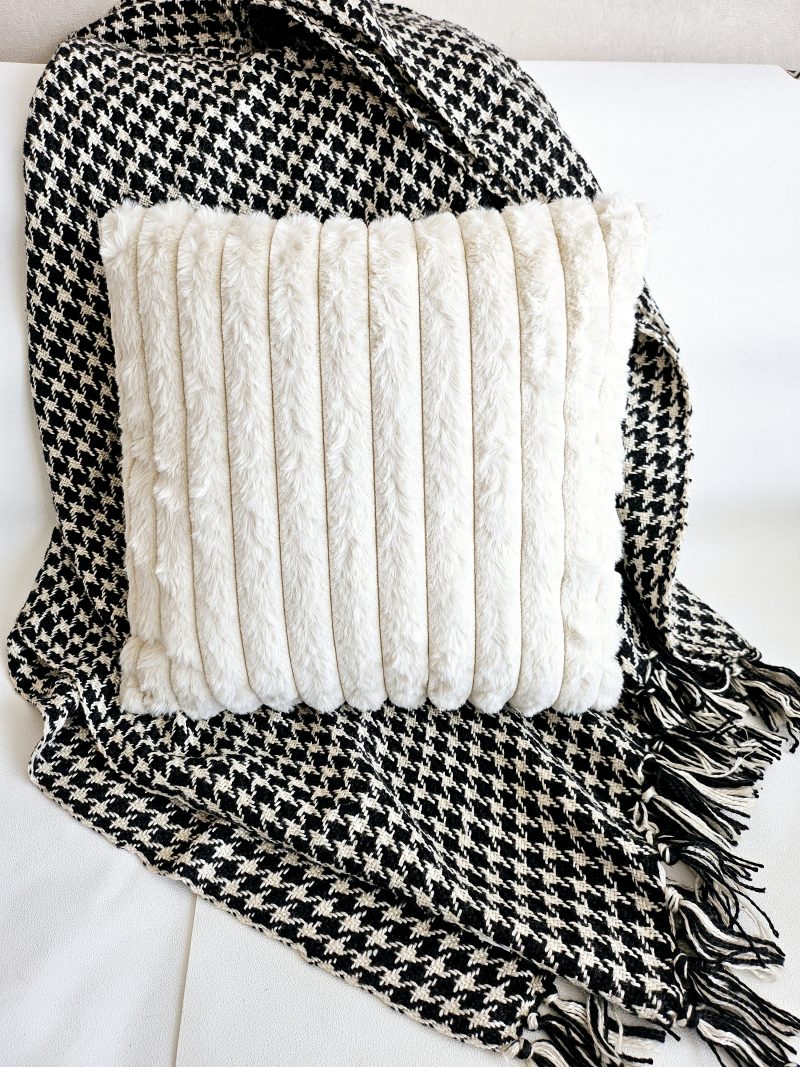 Coussin effet fausse fourrure CREAMY - BLANC
